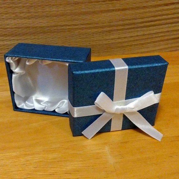 Pair of small gifting boxes - Picture 2 of 10